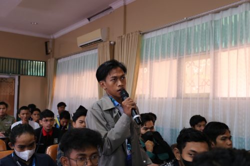 Para peserta bersemangat berdialog dengan Rektor UIN Antasari (Foto-Humas-Hadi Rustami)