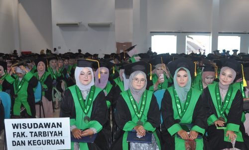 Para wisudawati Fakultas Tarbiyah dan Keguruan (Foto-Humas)