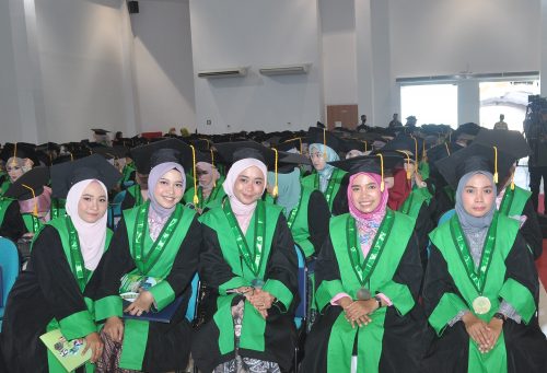 Para wisudawati bersemangat mengikut acara (Foto-Humas)