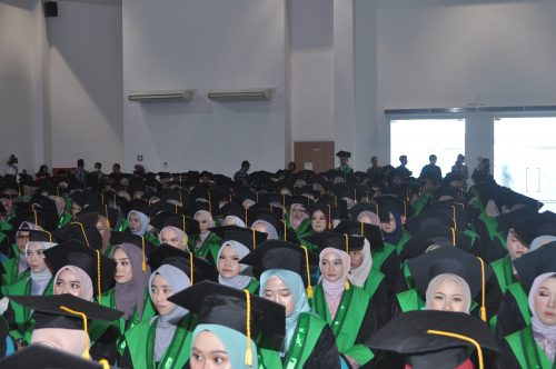 Para wisudawati saat memadati Gedung Serbaguna Kampus 2 UIN Antasari (Foto-Humas)