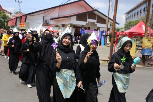 Penampilan budaya Belanda lengkap dengan kincir anginnya (Foto-Humas-Hadi Rustami)