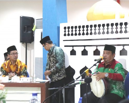 Penampilan madihin dari alumnus UIN Antasari, H. Ahmad Sya'rani, M.Ag. (Foto-Humas-Achmad Magfur)