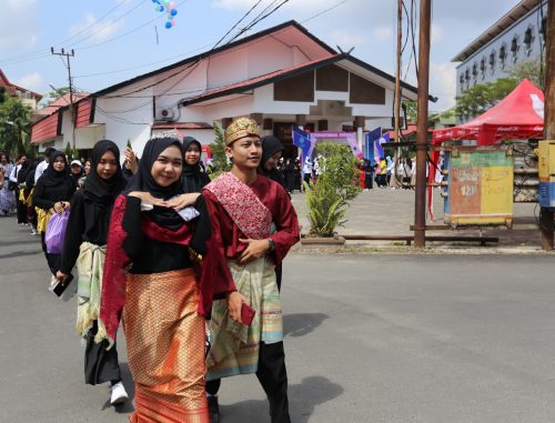Penampilan salah satu budaya Asia di Festival Budaya (Foto-Humas-Hadi Rustami)