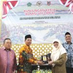 Penyerahan kenang-kenangan dari UIN Antasari kepada Komisi VIII DPR RI (Foto-Humas-Achmad Magfur) - kompres