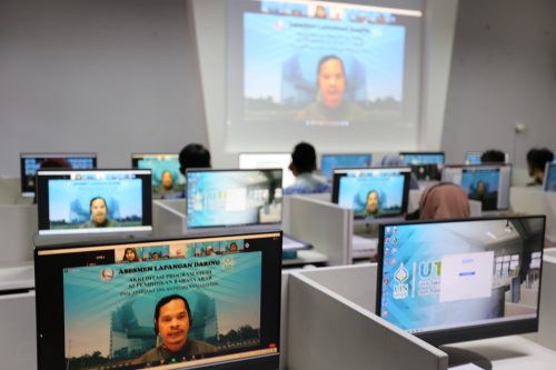 Presentasi dari Direktur Pascasarjana UIN Antasari Prof. Dr. H. Zulfa Jamalie, M.Pd. saat asesmen lapangan (Foto-Humas-Achmad Magfur)