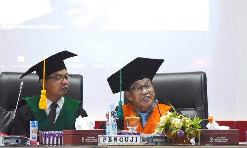 Prof. Dr. H. Abdullah Karim, M.Ag. saat menguji Disertasi Ahyar Rasyidi (Foto-Humas-Hadi Rustami)