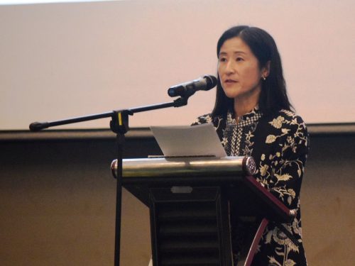 Prof. Yo Nonaka, Ph.D. dari Keio University Jepang saat menjadi pembicara pertama (Foto-Humas-Yulida Rifani)