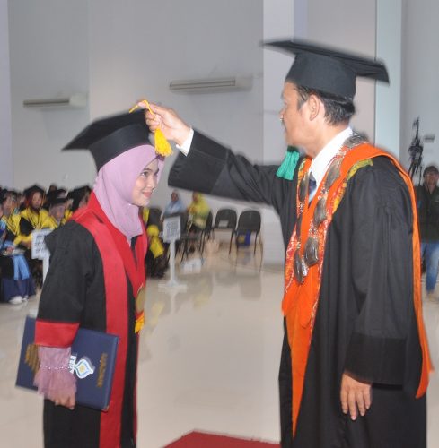 Proses wisuda salah satu peserta oleh Direktur Pascasarjana UIN Antasari Prof. Dr. H. Zulfa Jamalie, M.Pd. (Foto-Humas)