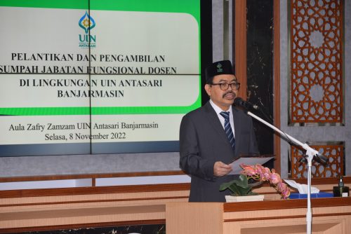Rektor UIN Antasari Prof. Dr. H. Mujiburrahman, M.A. saat melantik 5 dosen baru (Foto-Humas-Hadi Rustami)