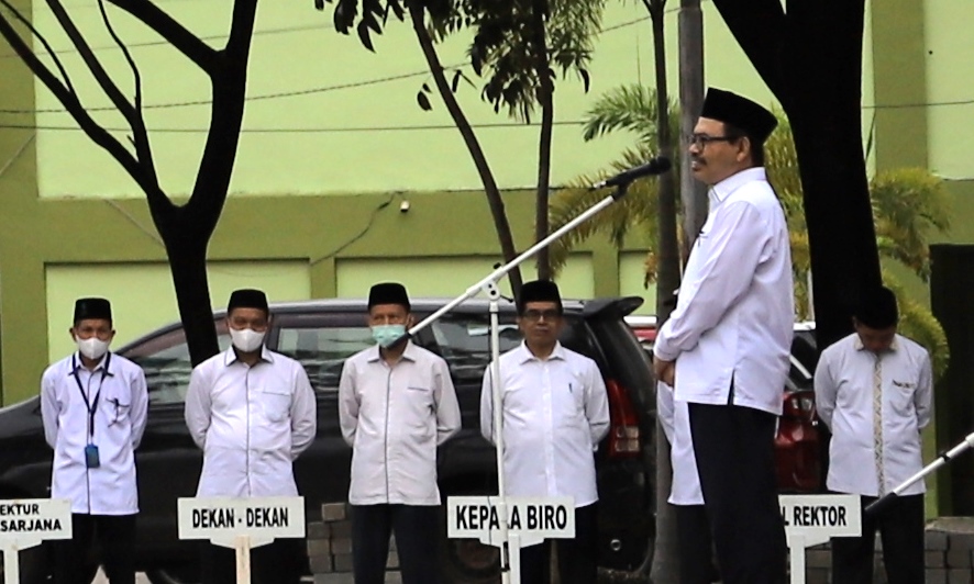 Rektor UIN Antasari Prof. Dr. H. Mujiburrahman, M.A. saat memberikan amanat di upacara bulanan (Foto-Humas-Yulida Rifani)