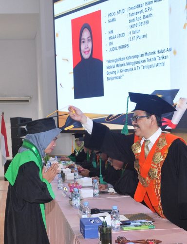 Rektor UIN Antasari Prof. Dr. H. Mujiburrahman, M.A. saat memindahkan tali topi toga wisudawati terbaik (Foto-Humas)