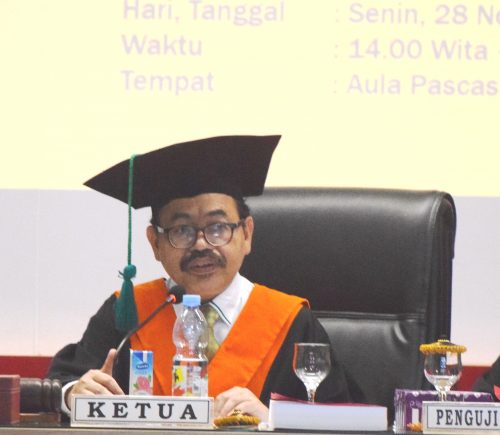 Rektor UIN Antasari Prof. Dr. H. Mujiburrahman, M.A. saat menguji Disertasi Ahyar Rasyidi (Foto-Humas-Hadi Rustami)
