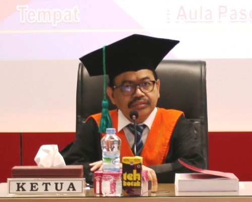 Rektor UIN Antasari Prof. Dr. H. Mujiburrahman, M.A. saat menjadi ketua penguji (Foto-Humas-Hadi Rustami)