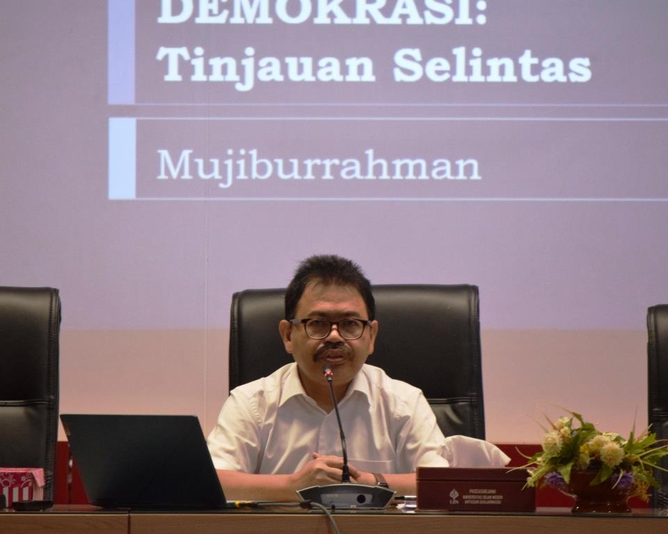 Rektor UIN Antasari Prof. Dr. H. Mujiburrahman, M.A. saat menjadi narasumber pertama Sekolah Islam dan Demokrasi (Foto-Humas-Hadi Rustami)