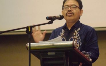 Rektor UIN Antasari Prof. Dr. H. Mujiburrahman, M.A. saat menjadi pembicara kedua di sesi ke-2 AICIS 2022 Bali (Foto-Humas-Yulida Rifani) - kompres