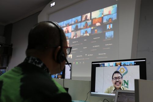 Rektor UIN Antasari Prof. Dr. H. Mujiburrahman, M.A. yang membuka acara secara virtual (Foto-Humas-Achmad Magfur)