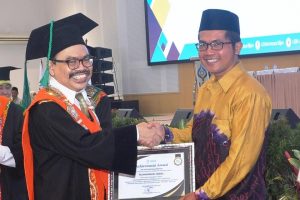 Rektor UIN Antasari memberikan penghargaan kepada dosen berprestasi internasional Muhammad Iqbal, Ph.D (Foto-Humas) – kompres