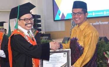 [:id]Rektor UIN Antasari memberikan penghargaan kepada dosen berprestasi internasional Muhammad Iqbal, Ph.D (Foto-Humas) - kompres[:]