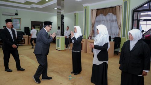 Rektor bersama jajaran mengucapkan selamat atas dilantiknya para dosen baru (Foto-Humas-Yulida Rifani)