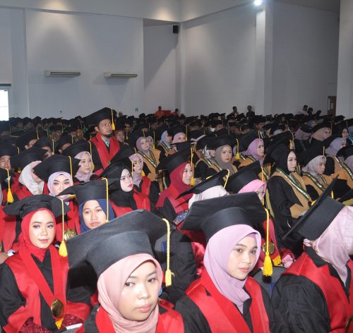 Salah satu wisudawan pascasarjana terbaik saat dipersilakan berdiri (Foto-Humas)