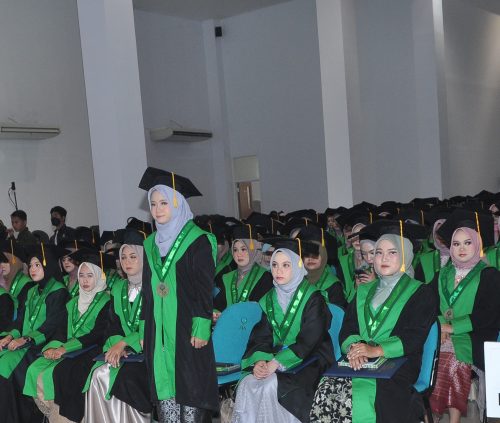 Salah satu wisudawati terbaik di FTK UIN Antasari November 2022 (Foto-Humas)