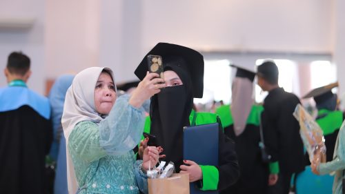 Seorang wisudawati berfoto bersama keluarganya usai mengikuti Upacara wisuda (Foto-Humas-Yulida Rifani)