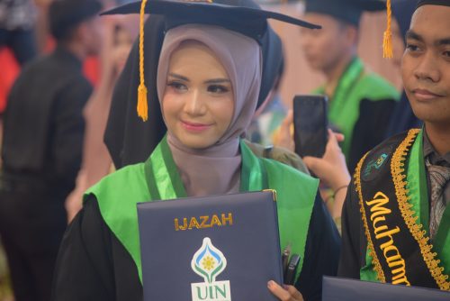 Seorang wisudawati bergembira usai mengikuti wisuda (Foto-Humas-Achmad Magfur)