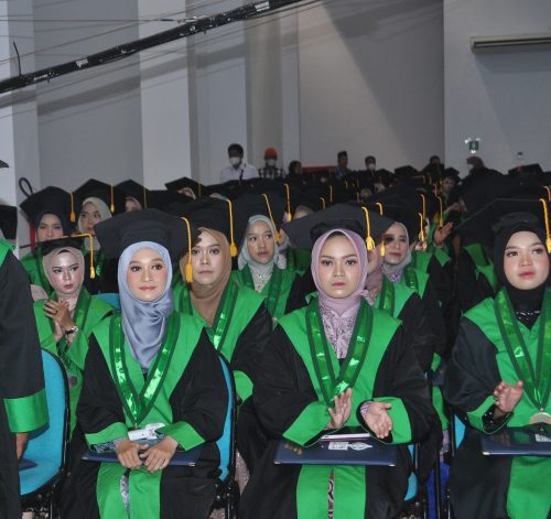 Serba-serbi ekspresi para wisudawati saat mengikuti acara (Foto-Humas)