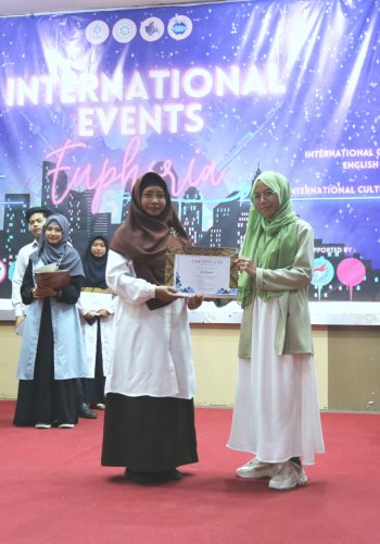 Siti Fatimah, The Best Individual Presentation on Panel Session at The 6th Borneo Undergraduate Academic Forum (Foto-Humas-Hadi Rustami)