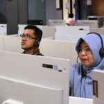 Tim Gabungan Akreditasi S-2 PBA sedang seksama memperhatikan setiap pertanyaan dari asesor (Foto-Humas-Achmad Magfur) - kompres