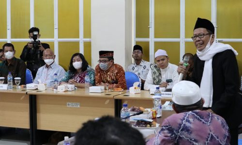 Tokoh Ulama Kalsel K.H. Zarkasyi Hasbi, Lc. saat berdialog dengan DPR RI (Foto-Humas-Achmad Magfur)