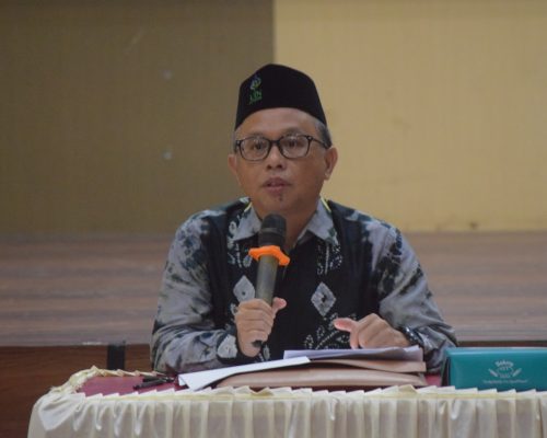 Wakil Rektor Bidang Kemahasiswaan dan Kerja Sama Dr. Irfan Noor, M.Hum. saat memaparkan hasil survei kepuasan mitra UIN Antasari Tahun 2022 (Foto-Humas-Hadi Rustami)