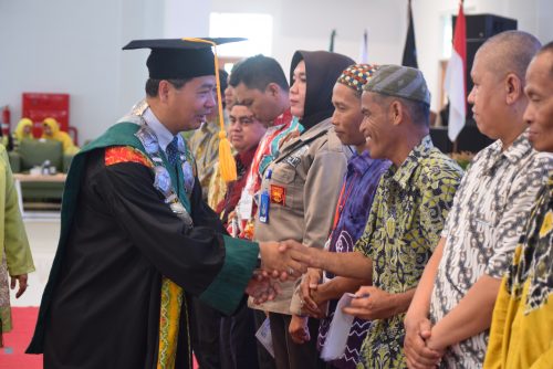 Wakil Rektor Dr. H. A. Sagir, M.Ag. saat menyerahkan bantuan kepada M. Pajeri, petugas kebersihan taman dan lingkungan UIN Antasari (Foto-Humas-Hadi Rustami)