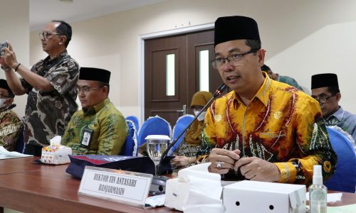 Wakil Rektor UIN Antasari Bidang AUPK Dr. H. Akhmad Sagir, M.Ag. saat berdialog dengan DPR RI (Foto-Humas-Achmad Magfur)