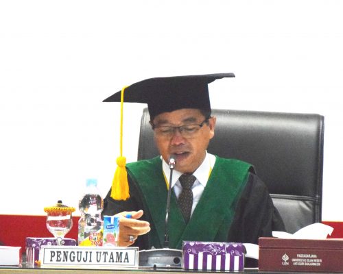 Wakil Rektor UIN Antasari Bidang AUPK Dr. H. Akhmad Sagir, M.Ag. saat menguji Disertasi Ahyar Rasyidi (Foto-Humas-Hadi Rustami)