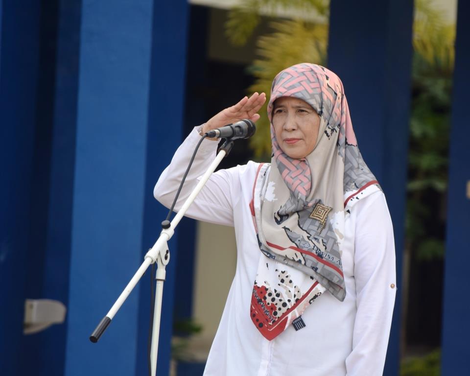 Wakil Rektor UIN Antasari Bidang Akademik dan Kelembagaan Dr. Hj. Nida Mufidah, M.Pd. saat menjadi pembina Apel 14 November 2022 (Foto-Humas-Hadi Rustami)