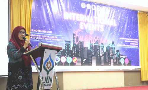 Wakil Rektor UIN Antasari Bidang Akademik dan Kelembagaan Dr. Hj. Nida Mufidah, M.Pd. saat menyampaikan sambutan (Foto-Humas-Hadi Rustami)