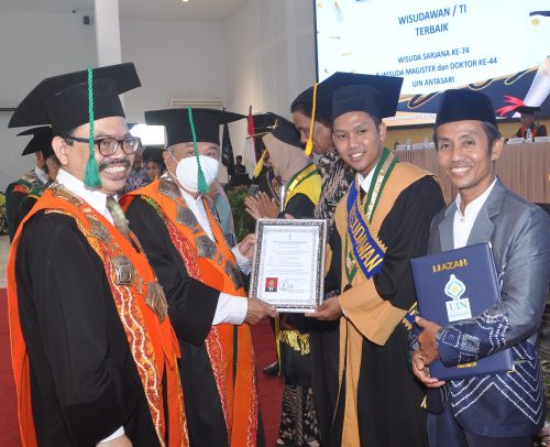 Wisudawan terbaik FDIK saat mendapat penghargaan dari Ketua Senat UIN Antasari Prof. Dr. H. Abdul Hafiz Anshari A.Z., M.A. (Foto-Humas)