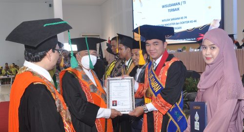 Wisudawatan Pascasarjana terbaik saat menerima penghargaan (Foto-Humas)