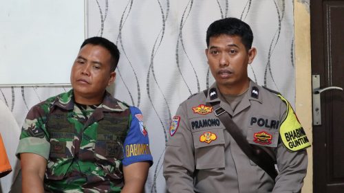 Babinpotdirga Lanud Syamsuddin Noor Serda M. Arif dan Bhabinkamtibmas Guntung Manggis Aipda Pramono saat menghadiri pertemuan di Mapolsek Liang Anggang (Foto-Humas-Achmad Magfur)