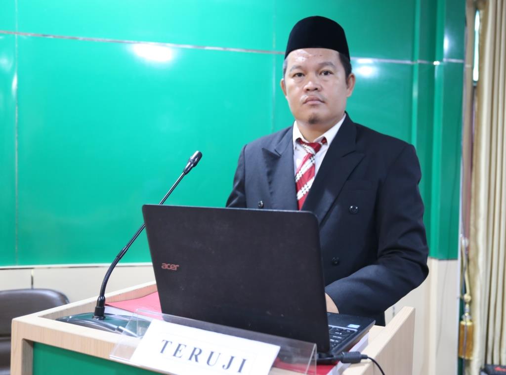 Barkatillah, sebelum mengikuti ujian promosi doktor (Foto:Humas/Hadi Rustami)