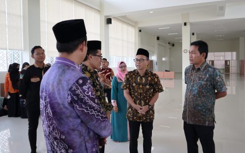 Bupati Balangan H. Abdul Hadi, S.Ag., M.I.Kom. saat tiba di Masjid Kampus 2 UIN Antasari (Foto:Humas/Achmad Magfur)