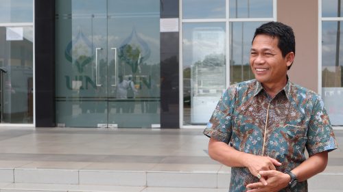 Bupati Balangan H. Abdul Hadi. S.Ag., M.I.Kom. saat berada di depan Gedung Perpustakaan Kampus 2 (Foto:Humas/Achmad Magfur)