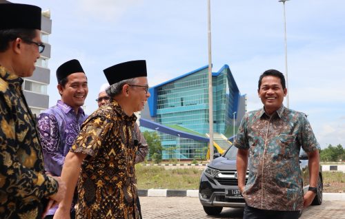 Bupati Balangan saat melihat-lihat sekilas gedung-gedung Kampus 2 UIN Antasari (Foto:Humas/Achmad Magfur)