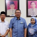 Dari kiri ke kanan: WR 3 UIN Antasari Dr. H. A. Sagir, M.Ag., Pimpinan Hikmah Sarawak Tuan Haji Alwi, dan Manajer SDM dan Administrasi Hikmah Puan Hamisah (Foto:Humas/Hadi Rustami)