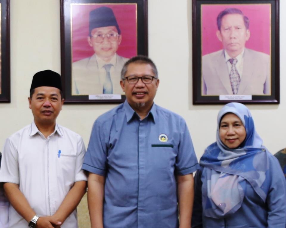 Dari kiri ke kanan: WR 3 UIN Antasari Dr. H. A. Sagir, M.Ag., Pimpinan Hikmah Sarawak Tuan Haji Alwi, dan Manajer SDM dan Administrasi Hikmah Puan Hamisah (Foto:Humas/Hadi Rustami)