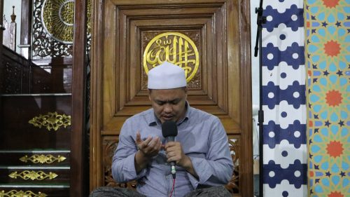 Dr. Ali Muammar Z.A., M.A. saat memimpin pembacaan doa (Foto:Humas/Achmad Magfur)