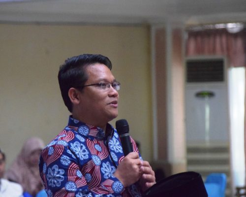 Dr. Muhammad Adil, M.A., Wakil Rektor I UIN Raden Fatah Palembang saat ikut berdialog di Konferensi Internasional AIUA (Foto-Humas-Hadi Rustami)