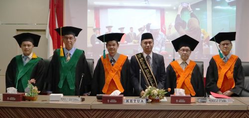 Foto bersama Rahmat Shodiqin dengan tim penguji (Foto:Humas/Zulkifli Ariyadi)