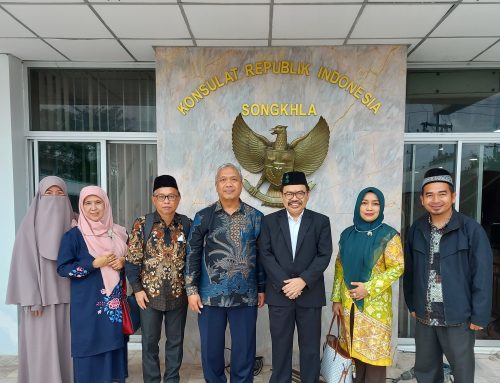 Foto bersama jajaran pimpinan UIN Antasari dengan Konsul Jenderal RI Songkhla Suargana Pringganu (Foto:Muhammad Sandi Rosyadi)